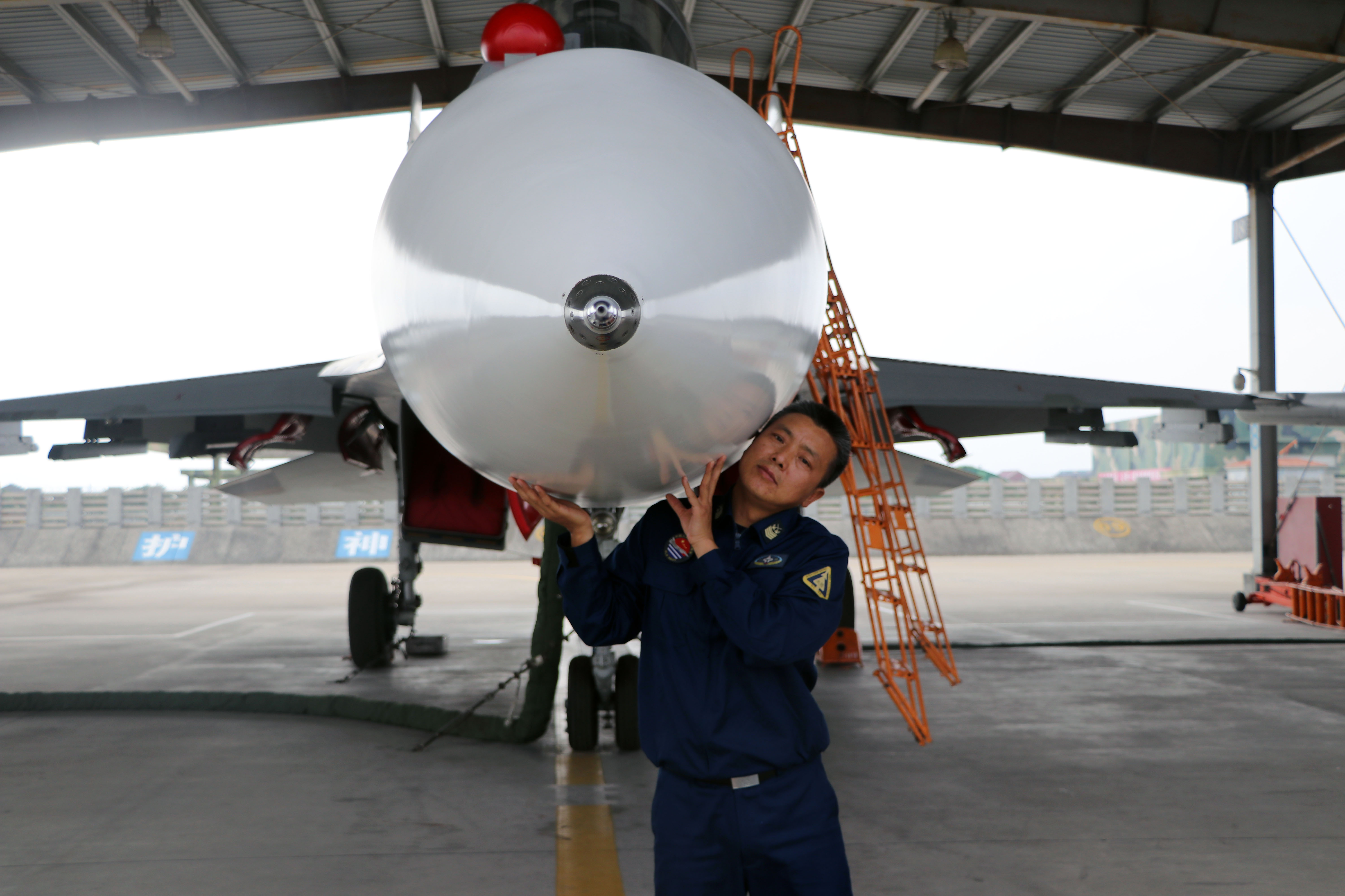 圖為羅海濱深情傾聽他最愛的“大白”心跳(葉孔巧攝)